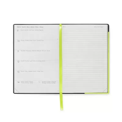 Agenda semanal aberta com fita marcada amarela, páginas brancas com linhas cinzentas