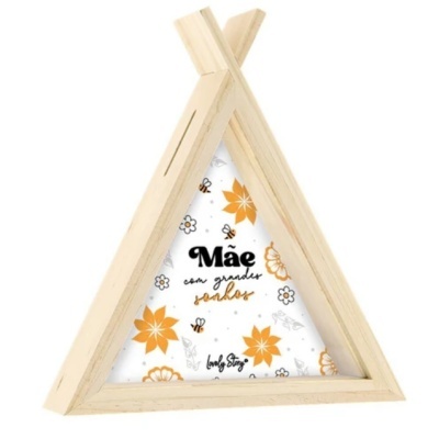 Moldura triangular de madeira com cartão decorativo e texto dedicado a mãe
