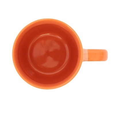 Caneca de cerâmica laranja vista de cima com pega