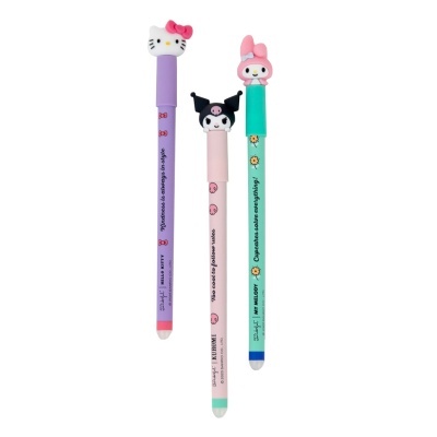 Três lápis coloridos com personagens Sanrio no topo