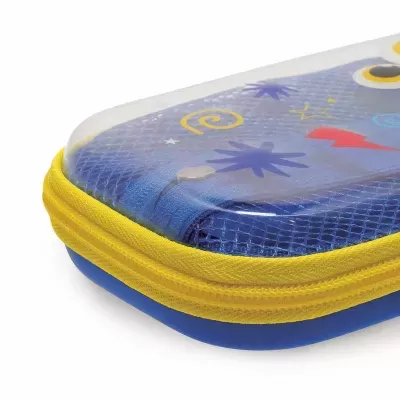 Estojo escolar colorido com fecho de correr amarelo e base azul.