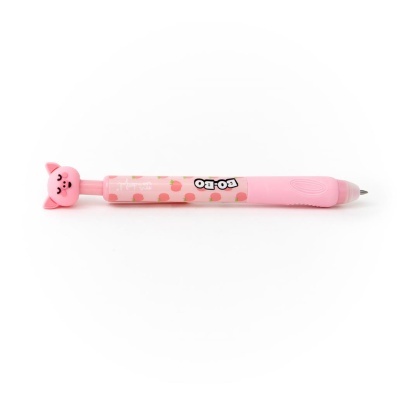 Caneta esferográfica cor-de-rosa com padrão de maçãs e decoração de gato na parte superior
