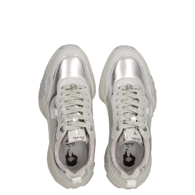 Ténis prateados com atacadores cinza claro e sola branca vistos de cima.
