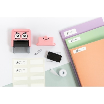 Conjunto de carimbos rosa com carimbos em etiquetas, almofada de tinta, fita adesiva e cadernos com etiquetas