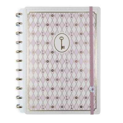 Caderno com capa com padrão losangos rosa, branco, chave e flores douradas