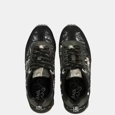 Par de sapatilhas pretas e cinzentas com padrão camuflado e etiquetas Vans