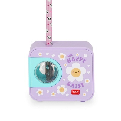 Apontador manual lilás e azul com margaridas sorridentes, frase OH HAPPY DAISY, marca LEGAMI MILANO e lápis rosa com pandas.