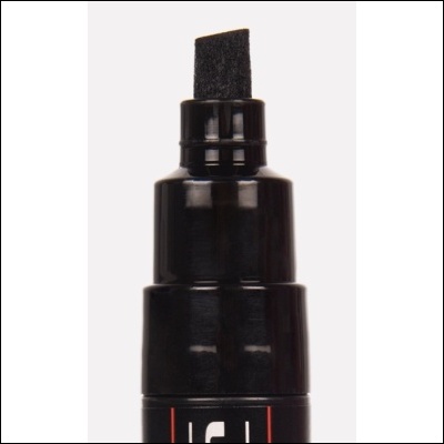 Marcador permanente preto com ponta chanfrada em fundo branco