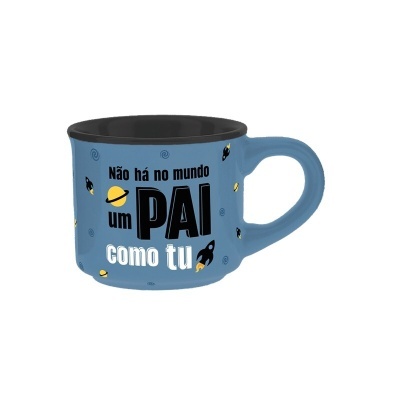 Caneca azul com texto Não há no mundo um PAI como tu e desenhos de foguetes