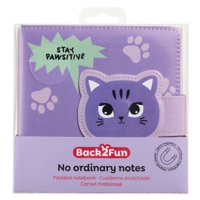 Caderno acolchoado cor-de-rosa com capa lilás com estampa de gato e texto motivacional