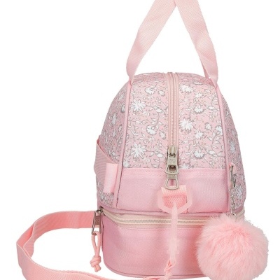 Mochila pequena rosa com padrão floral e pompom peludo.