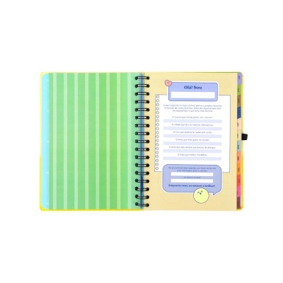 Agenda espiral aberta com páginas coloridas e texto em português.