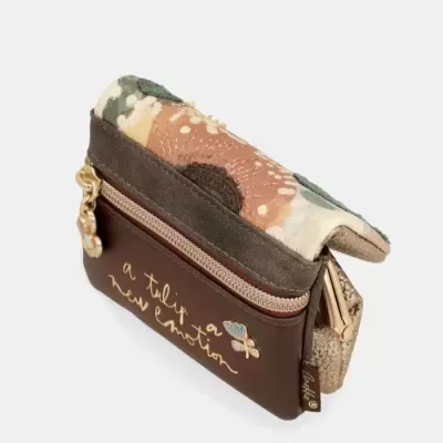 Carteira pequena castanha com padrão floral no topo e fecho dourado