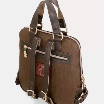 Mochila castanho escuro com alças em pele e padrão de bolhas