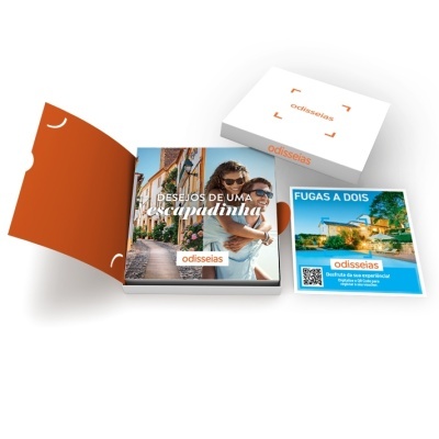 Caixa branca, livro com casal sorridente e cartão azul promocional Odisseias