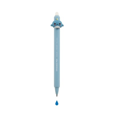 Caneta azul com golfinho no topo e texto ERASABLE PEN | MAGIC UNDER THE SEA