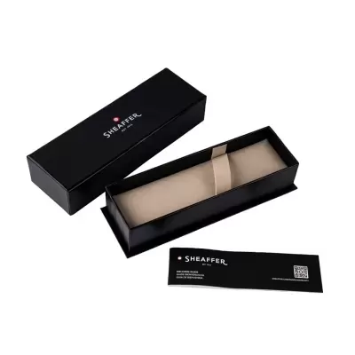 Caixa preta da Sheaffer com interior bege e guia de boas-vindas em preto