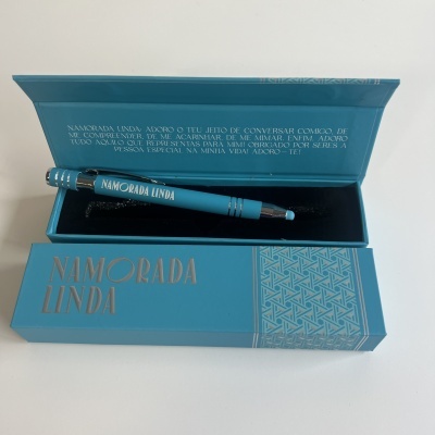 Caneta azul em caixa azul com texto NAMORADA LINDA em dourado
