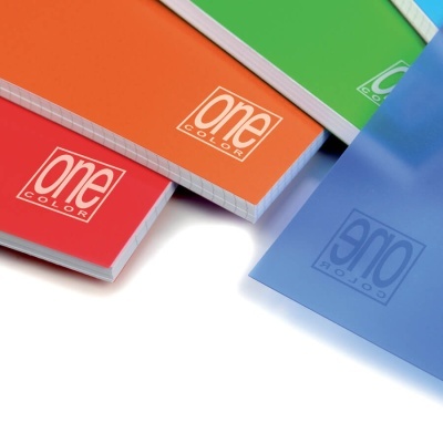Cadernos coloridos com capas em vermelho, laranja, verde e azul e logo 'one COLOR'