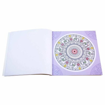 Livro de colorir aberto com mandala colorida e página em branco.