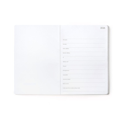 Caderno aberto com página para dados pessoais e ano 2026