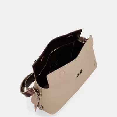 Mala bege de pele com interior castanho escuro e alça ajustável