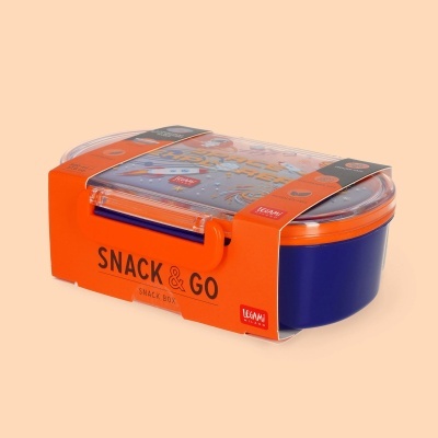 Caixa de snack azul com tampa transparente e fecho laranja