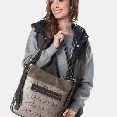 Mala castanha com padrão de texto e alças castanhas