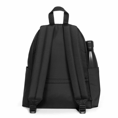 Mochila preta com alças almofadadas e garrafa preta no bolso lateral
