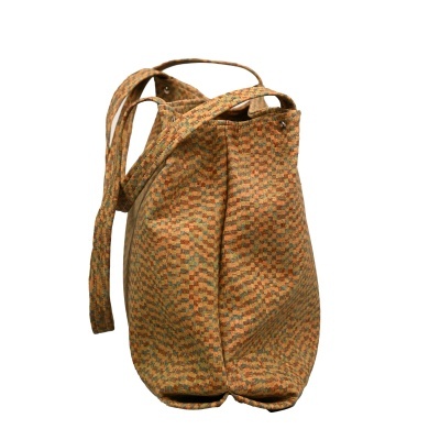 Mochila com padrão geométrico em tons castanhos, verdes e laranja