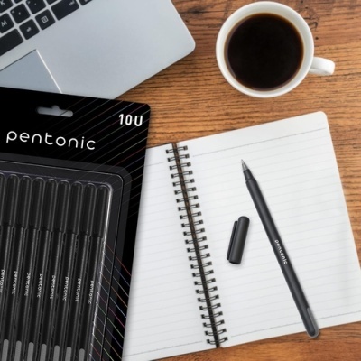 Conjunto de 10 canetas pretas Pentonic em embalagem preta, caderno aberto com caneta e chá ou café