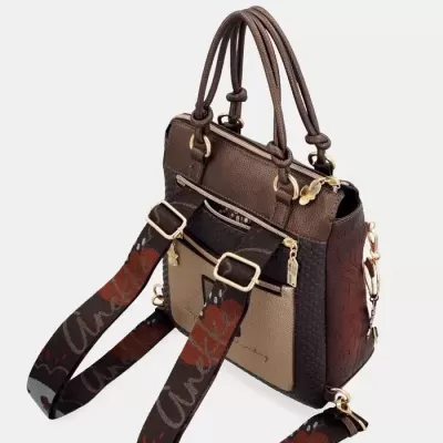 Mala mochila castanha e bege com alças largas e detalhes dourados