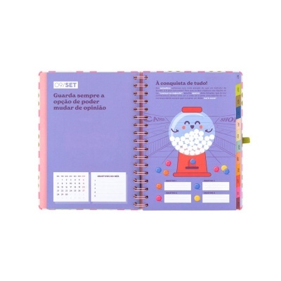Caderno planner mensal aberto com ilustração de dispensador de gomas e calendário de setembro.
