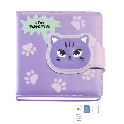 Caderno lilás com ilustração de gato e texto STAY PAWSITIVE