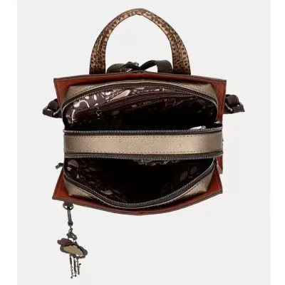 Mochila de couro castanho e dourado com fecho e pendente de nuvem