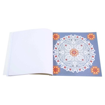 Livro para colorir aberto com página de mandala colorida