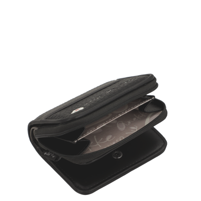 Carteira preta com fecho de correr aberta mostrando o interior com padrão de texto.