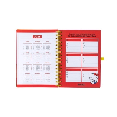 Agenda espiral aberta mostrando calendário 2028 e ficha de contactos Hello Kitty