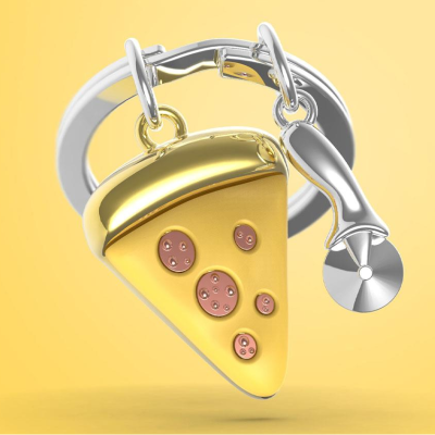 Colar com pendentes de pizza dourada e cortador de pizza prateado, fundo amarelo