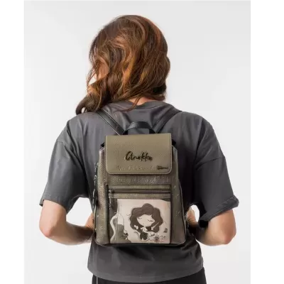Mochila cinzenta com ilustração de personagem e texto Anekke numa modelo vista de costas