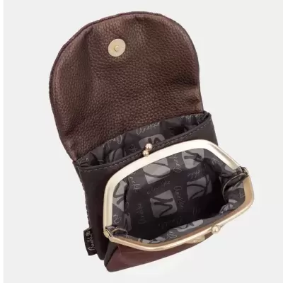 Bolsa pequena castanha com fecho metálico dourado e interior forrado com padrão Anekke