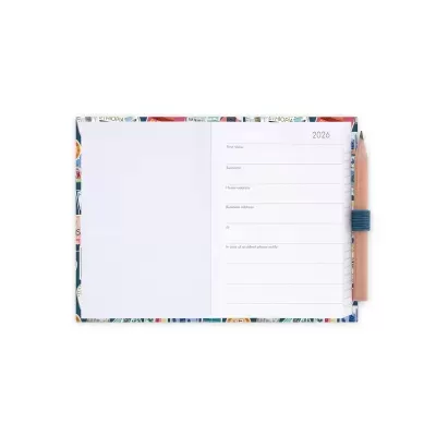 Agenda aberta com formulário para dados pessoais e caneta cor de cobre