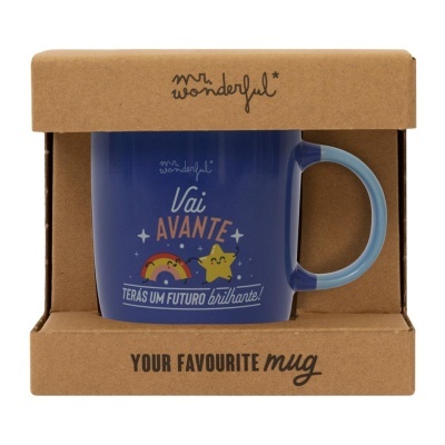 Caneca azul com ilustração de estrela e arco-íris dentro de embalagem de cartão.