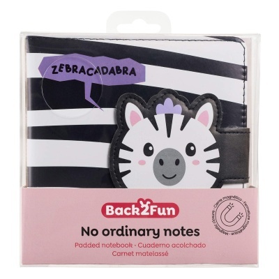 Caderno acolchoado com capa de zebra e fecho magnético numa embalagem
