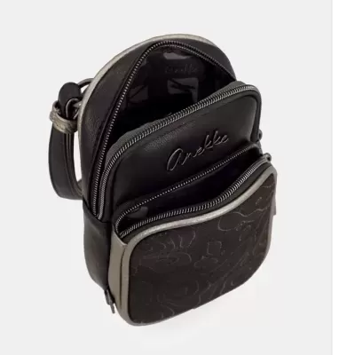 Bolsa pequena preta com três compartimentos de fecho