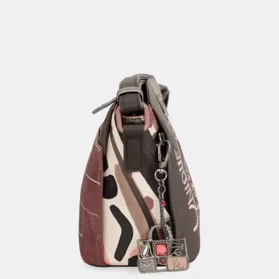 Mala de ombro castanha com padrão geométrico e detalhe metálico pendurado