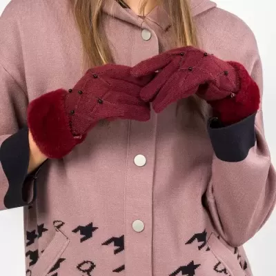 Luvas vinho com detalhes peludos e pérolas usadas com casaco bege com padrão pied-de-poule.