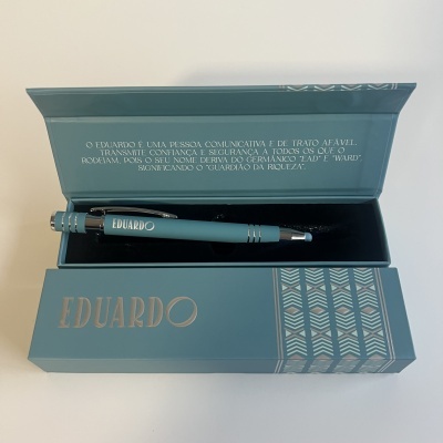 Estojo azul com caneta azul e texto impresso