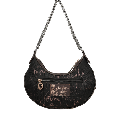 Mala preta meia-lua com padrão grafitado e alça de corrente prateada