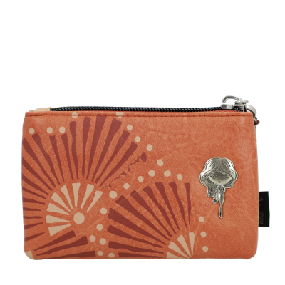 Carteira castanha com padrão gráfico e aplicação metálica prateada